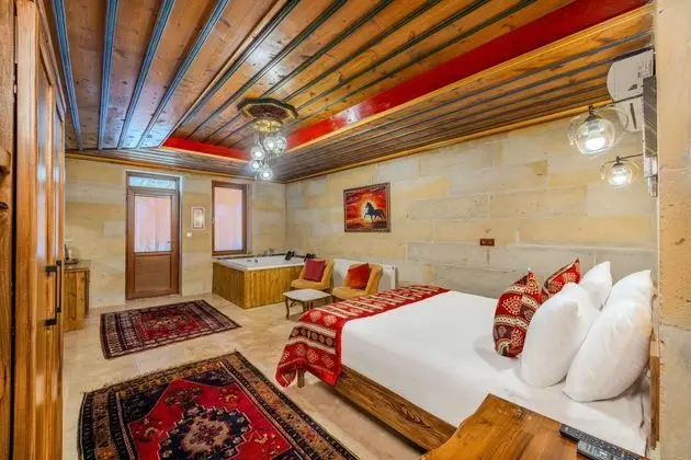 Queen Suite - Jakuzili, Avlu Manzaralı, Jakuzili ve Balkonlu