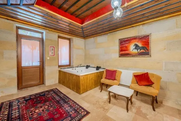 Queen Suite - Jakuzili, Avlu Manzaralı, Jakuzili ve Balkonlu