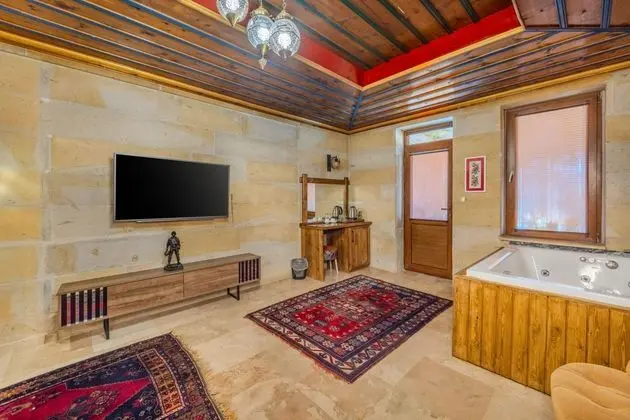 Queen Suite - Jakuzili, Avlu Manzaralı, Jakuzili ve Balkonlu