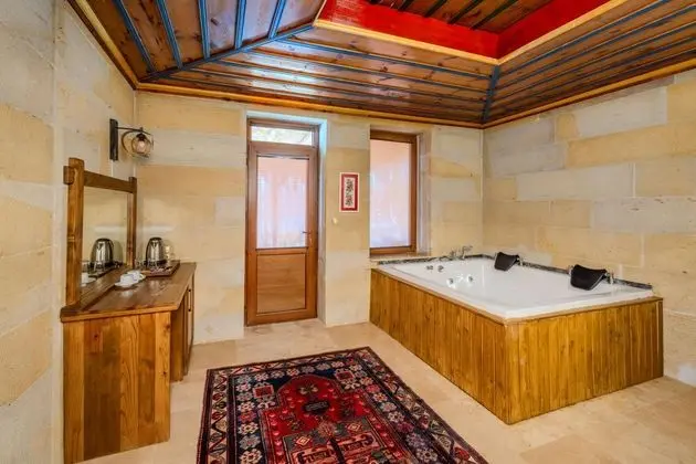 Queen Suite - Jakuzili, Avlu Manzaralı, Jakuzili ve Balkonlu
