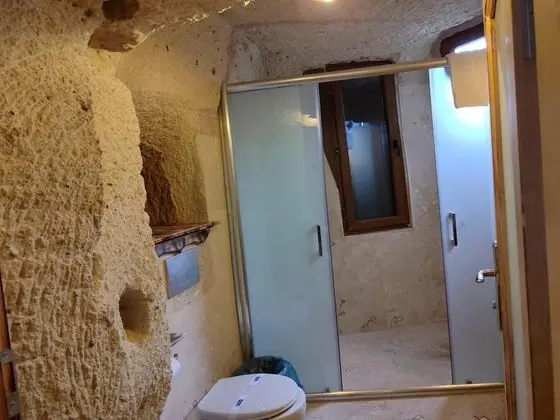 Çift Kişilik, Simge Yapı Manzaralı