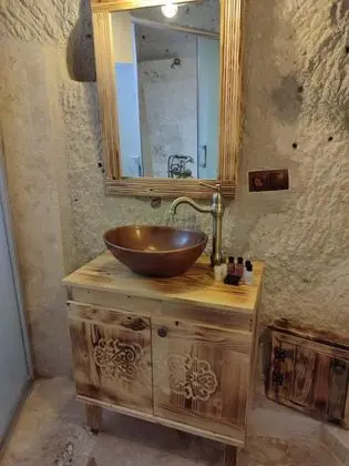Çift Kişilik, Simge Yapı Manzaralı