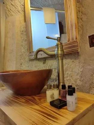 Çift Kişilik, Simge Yapı Manzaralı