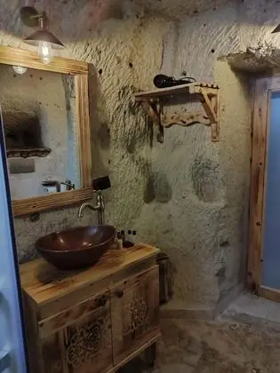 Çift Kişilik, Simge Yapı Manzaralı
