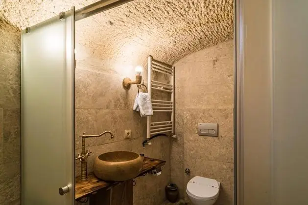 Çift Kişilik, Simge Yapı Manzaralı, Şömineli