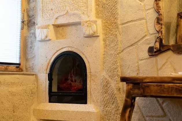 Çift Kişilik, Simge Yapı Manzaralı, Şömineli