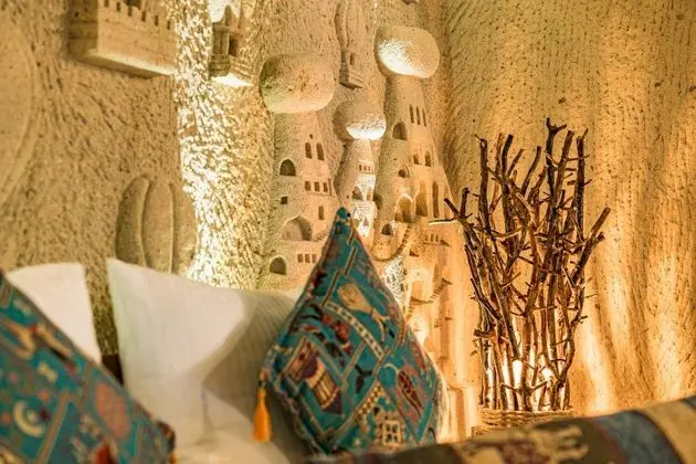 Çift Kişilik, Simge Yapı Manzaralı, Şömineli