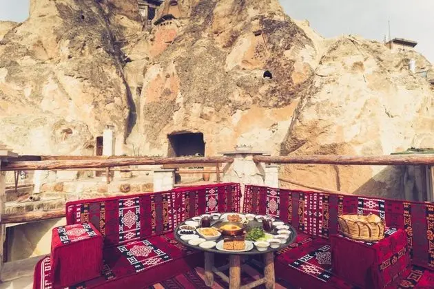 Çift Kişilik, Simge Yapı Manzaralı, Şömineli