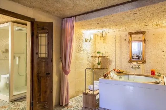 King Suite, Jakuzili