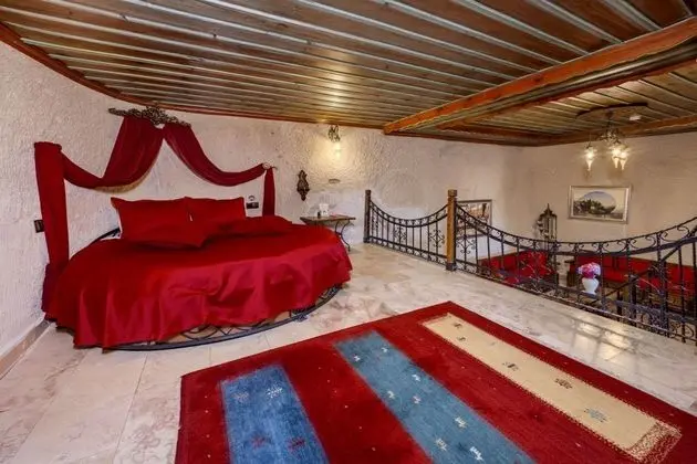 King Cave Suite,    , Jakuzili