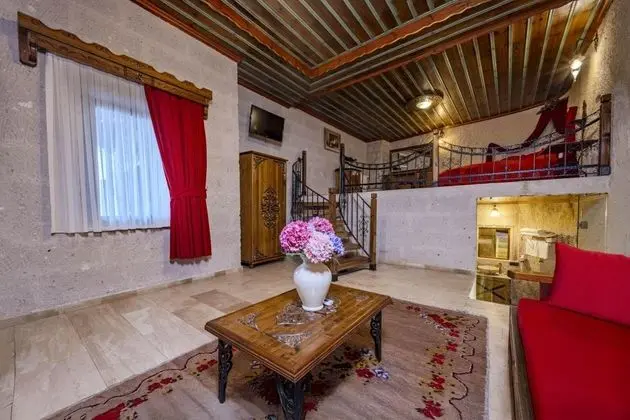 King Cave Suite,    , Jakuzili
