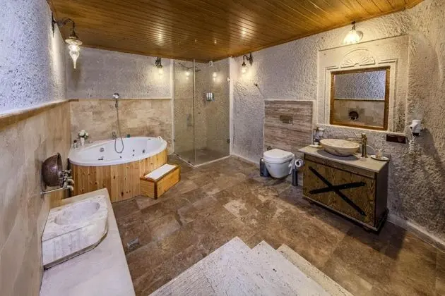 King Cave Suite,    , Jakuzili
