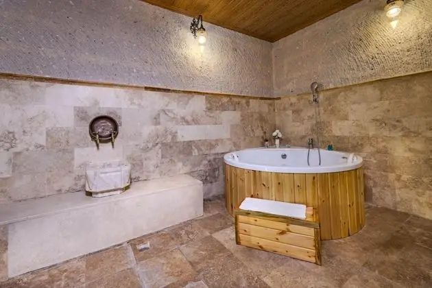King Cave Suite,    , Jakuzili