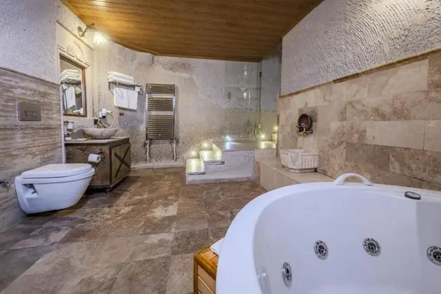 King Cave Suite,    , Jakuzili