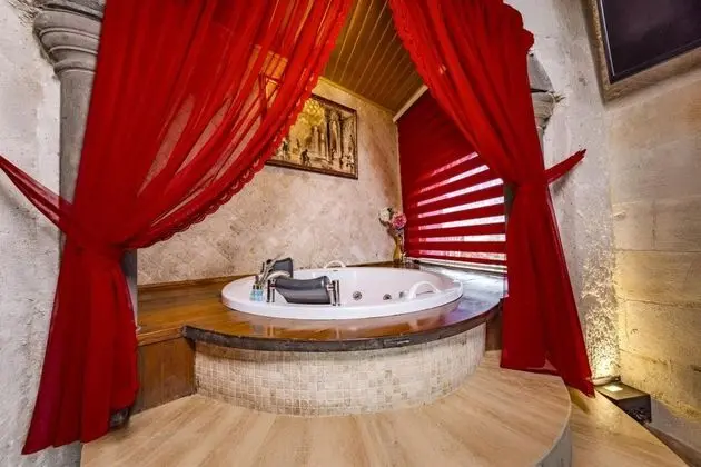 Panoramic Stone Suite, Jakuzili