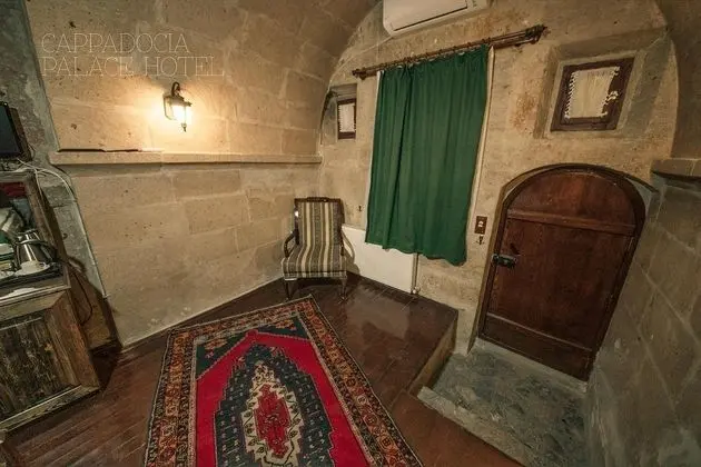 Cave Room,Jakuzili
