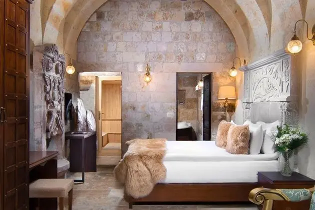 Executive Suite, Jakuzili