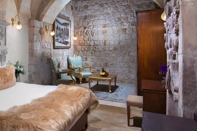 Executive Suite, Jakuzili