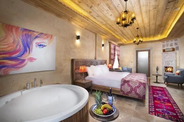 Jakuzili ve Şömineli King Suite Oda, Bahçe Manzaralı, Şömineli ve Jakuzili
