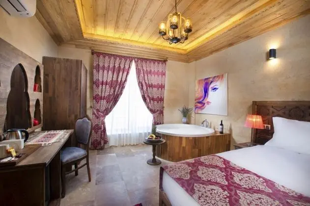 Jakuzili ve Şömineli King Suite Oda, Bahçe Manzaralı, Şömineli ve Jakuzili