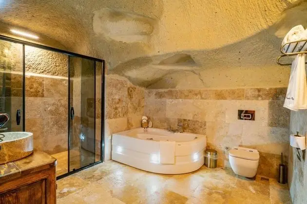 Deluxe Cave,    , Jakuzili