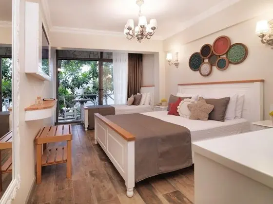 Bağlantılı Oda, Bahçe Manzaralı