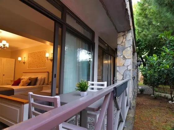 Bağlantılı Oda, Bahçe Manzaralı