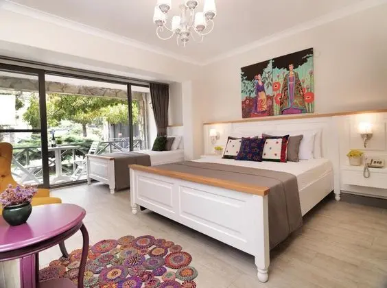 Triple, Bahçe Manzaralı