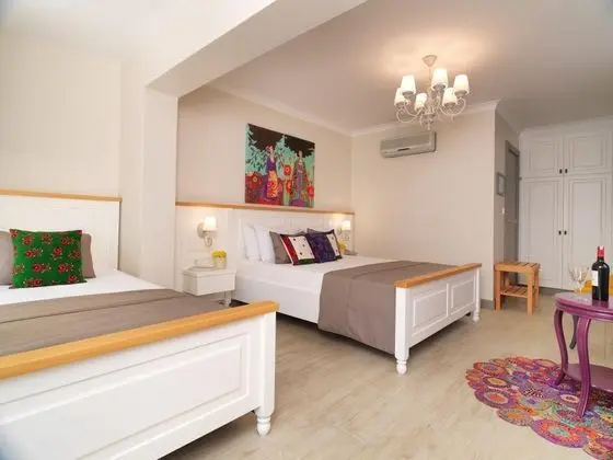 Triple, Bahçe Manzaralı