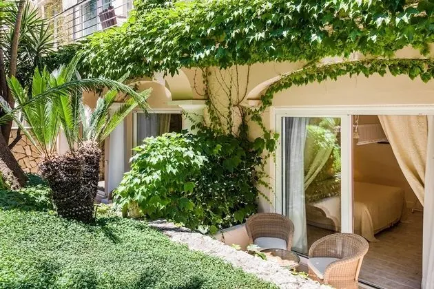 Deluxe Tek Büyük Yataklı Oda (Garden Side)