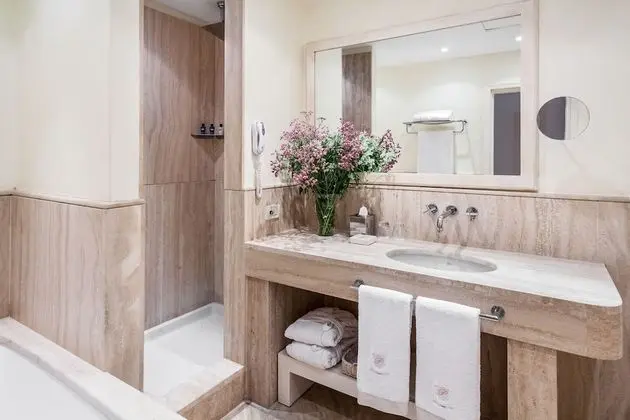 Deluxe Tek Büyük Yataklı Oda (Garden Side)