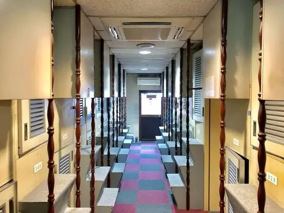 Kulübe, Sadece erkekler için (Capsule Room)