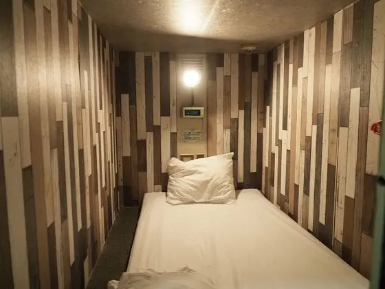 Kulübe, Sadece erkekler için (Capsule Room)