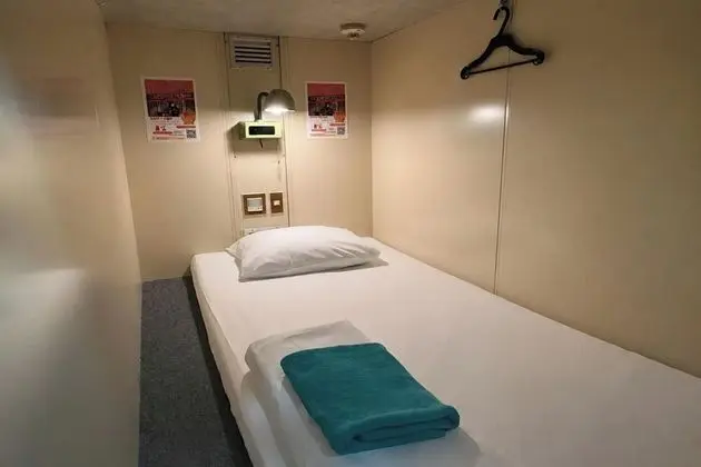 Kulübe, Sadece erkekler için (Capsule Room)