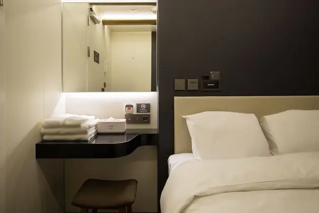Double Room (No shower, 12hrs use, Transit passengers are not allowed to stay)