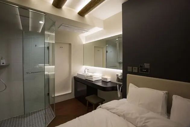Double Room (Shower, 12hrs use, Transit passengers are not allowed to stay)