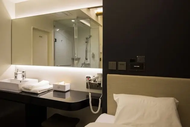 Single Room (Shower, 12hrs use, Transit passengers are not allowed to stay)