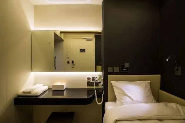 Single Room (Shower, 12hrs use, Transit passengers are not allowed to stay)