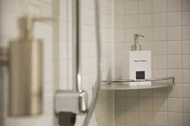 Single Room (Shower, 12hrs use, Transit passengers are not allowed to stay)