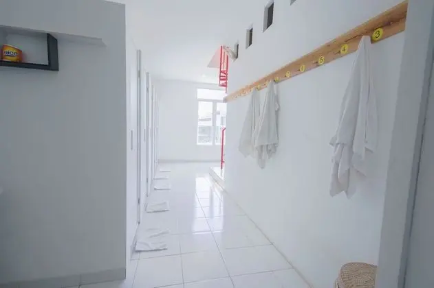 Basic Ortak Ranzalı Oda, Sadece erkekler için, Sigara İçilmez
