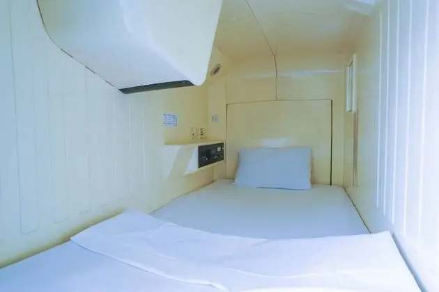 Oda, Sadece erkekler için (1 Capsule, Shared Shower)