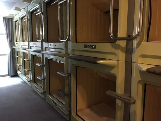 Oda, Sadece kadınlar için (1 Capsule, Shared Shower)