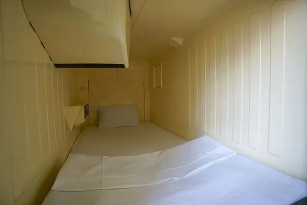 Oda, Sadece kadınlar için (1 Capsule, Shared Shower)