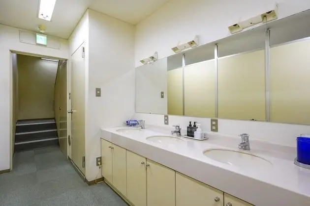 Oda, Sadece kadınlar için (1 Capsule, Shared Shower)