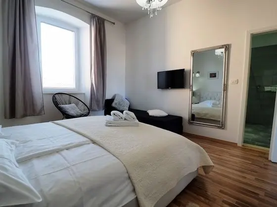 Exclusive Apartment (2)