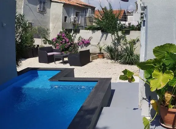 Exclusive Apartment (2)