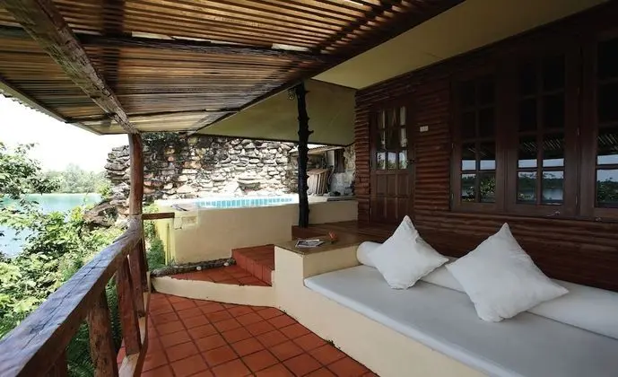 Mini Pool Villa / Tropical Style