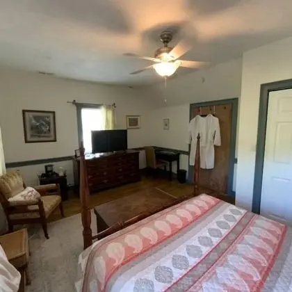 The Trent Room With Shared Bath
