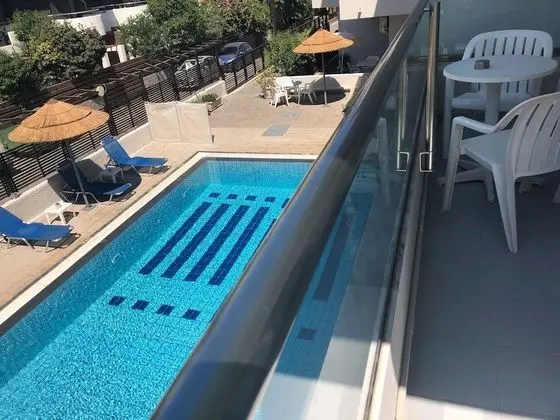 Stüdyo, Havuz Manzaralı