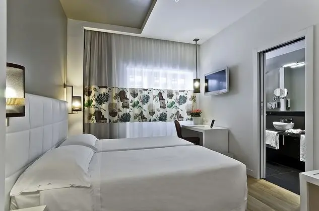 Tek Büyük Yataklı Oda, 2 Tek Kişilik Yatak